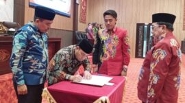 FOTO: Wakil Bupati KH. Imam Hasyim (kanan), bersama DPRD Sumenep dalam penandatangan dokumen KUA-PPAS 2027. @by_News9.id