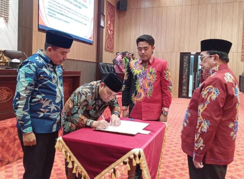 FOTO: Wakil Bupati KH. Imam Hasyim (kanan), bersama DPRD Sumenep dalam penandatangan dokumen KUA-PPAS 2027. @by_News9.id