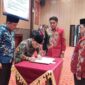 FOTO: Wakil Bupati KH. Imam Hasyim (kanan), bersama DPRD Sumenep dalam penandatangan dokumen KUA-PPAS 2027. @by_News9.id