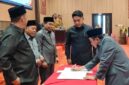 FOTO: Wakil Bupati Sumenep, KH. Imam Hasyim (kanan), saat menandatangani rancangan perubahan APBD 2026, @by_News9.id