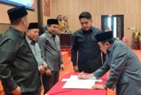 FOTO: Wakil Bupati Sumenep, KH. Imam Hasyim (kanan), saat menandatangani rancangan perubahan APBD 2026, @by_News9.id