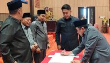 FOTO: Wakil Bupati Sumenep, KH. Imam Hasyim (kanan), saat menandatangani rancangan perubahan APBD 2026, @by_News9.id