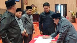 FOTO: Wakil Bupati Sumenep, KH. Imam Hasyim (kanan), saat menandatangani rancangan perubahan APBD 2026, @by_News9.id