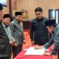FOTO: Wakil Bupati Sumenep, KH. Imam Hasyim (kanan), saat menandatangani rancangan perubahan APBD 2026, @by_News9.id
