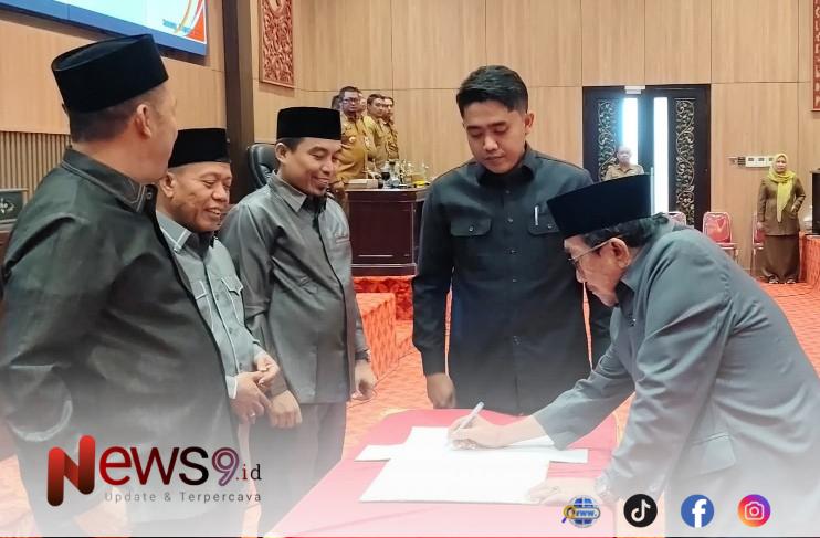 FOTO: Wakil Bupati Sumenep, KH. Imam Hasyim (kanan), saat menandatangani rancangan perubahan APBD 2026, @by_News9.id
