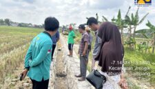 FOTO: Tim KMB dan TPM saat mengevaluasi P3TGAI yang di kelola P3A Plakaran Hijau, di desa plakaran, jrengik, sampang. Kamis (28/7). @by_News9.id