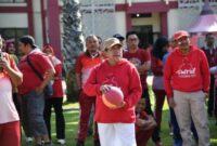 FOTO: Wakil Bupati Sumenep, KH. Imam Hasyim, usai membuka kegiatan secara simbolis dan memeriahkan perlombaan. @by_News9.id