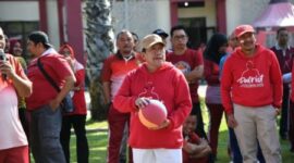 FOTO: Wakil Bupati Sumenep, KH. Imam Hasyim, usai membuka kegiatan secara simbolis dan memeriahkan perlombaan. @by_News9.id