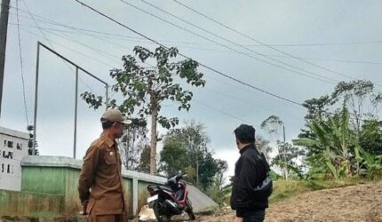 Rusak Belasan Tahun Jalan Kabupaten Desa Kedasih sering menelan Korban