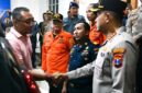 FOTO: Kapolresta Sumenep, Kombes Pol. Ariek Indra Sentanu, saat memberangkatkan empat korban KMP Mutiara Sentosa 2. @by_News9.id