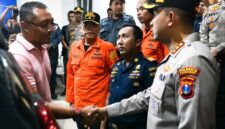 FOTO: Kapolresta Sumenep, Kombes Pol. Ariek Indra Sentanu, saat memberangkatkan empat korban KMP Mutiara Sentosa 2. @by_News9.id