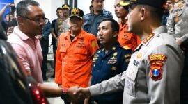 FOTO: Kapolresta Sumenep, Kombes Pol. Ariek Indra Sentanu, saat memberangkatkan empat korban KMP Mutiara Sentosa 2. @by_News9.id