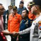 FOTO: Kapolresta Sumenep, Kombes Pol. Ariek Indra Sentanu, saat memberangkatkan empat korban KMP Mutiara Sentosa 2. @by_News9.id