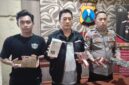 FOTO: Kanit Reskrim Polsek Masalembu AIPTU Joko Dwi Heri P (tengah), saat menunjukkan barang bukti dugaan pencurian yang dikaitkan dengan perkara berbeda. @by_News9.id