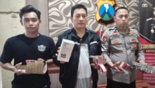 FOTO: Kanit Reskrim Polsek Masalembu AIPTU Joko Dwi Heri P (tengah), saat menunjukkan barang bukti dugaan pencurian yang dikaitkan dengan perkara berbeda. @by_News9.id