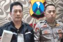 FOTO: Joko Dwi Heri Purnomo (kiri) banit Reskrim Polsek Masalembu saat menunjukkan barang bukti HP milik Rudyanto. @by_News9.id
