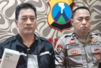 FOTO: Joko Dwi Heri Purnomo (kiri) banit Reskrim Polsek Masalembu saat menunjukkan barang bukti HP milik Rudyanto. @by_News9.id