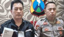 FOTO: Joko Dwi Heri Purnomo (kiri) banit Reskrim Polsek Masalembu saat menunjukkan barang bukti HP milik Rudyanto. @by_News9.id
