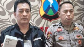 FOTO: Joko Dwi Heri Purnomo (kiri) banit Reskrim Polsek Masalembu saat menunjukkan barang bukti HP milik Rudyanto. @by_News9.id