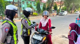 FOTO: Anggota Satlantas Polresta Sumenep saat memberikan bendera Merah Putih kepada pengendara. @by_News9.id
