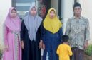 FOTO: Mahyuni, pemilik pohon, bersama keluarga saat mendatangi Polresta Sumenep. @by_News9.id