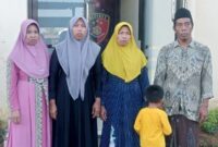 FOTO: Mahyuni, pemilik pohon, bersama keluarga saat mendatangi Polresta Sumenep. @by_News9.id