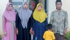 FOTO: Mahyuni, pemilik pohon, bersama keluarga saat mendatangi Polresta Sumenep. @by_News9.id