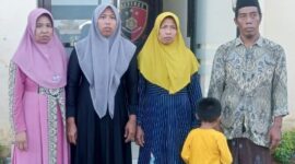 FOTO: Mahyuni, pemilik pohon, bersama keluarga saat mendatangi Polresta Sumenep. @by_News9.id