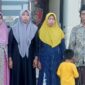 FOTO: Mahyuni, pemilik pohon, bersama keluarga saat mendatangi Polresta Sumenep. @by_News9.id