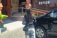 FOTO: RW, seorang Pekerja Migran Indonesia (PMI) asal Ngawi, saat mendatangai kantor BKPSDM Magetan. @by_News9.id