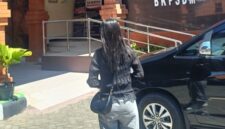 FOTO: RW, seorang Pekerja Migran Indonesia (PMI) asal Ngawi, saat mendatangai kantor BKPSDM Magetan. @by_News9.id