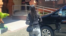 FOTO: RW, seorang Pekerja Migran Indonesia (PMI) asal Ngawi, saat mendatangai kantor BKPSDM Magetan. @by_News9.id