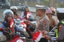 FOTO: Satuan Lalu Lintas (Satlantas) Polres Sampang saat membagikan bendera merah putih. @by_News9.id