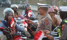Momen HUT RI, Polisi Sampang Bagikan Bendera dan Edukasi