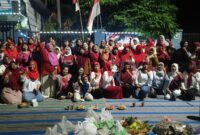 FOTO: Warga RT 17 RW 03, Kelurahan Bangunsari, Kecamatan Mejayan, dalam tasyakuran HUT RI ke 81. @by_News9.id