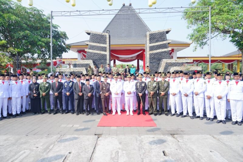 FOTO: Pemerintah Kabupaten Madiun menggelar Upacara Peringatan Hari Ulang Tahun (HUT) ke-81 Kemerdekaan RI. @by_News9.id