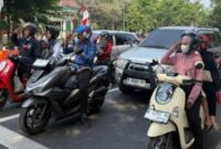 FOTO: Pengguna jalan  bersama-sama memperingati HUT ke-81 Kemerdekaan RI. @by_News9.id