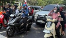 FOTO: Pengguna jalan bersama-sama memperingati HUT ke-81 Kemerdekaan RI. @by_News9.id