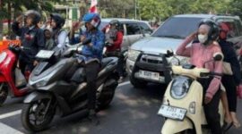 FOTO: Pengguna jalan  bersama-sama memperingati HUT ke-81 Kemerdekaan RI. @by_News9.id