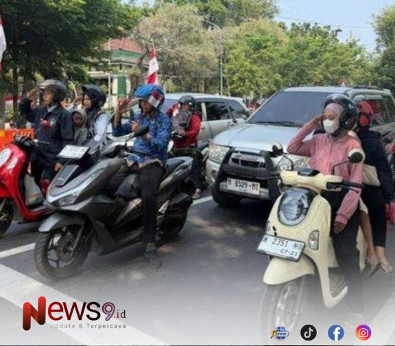 FOTO: Pengguna jalan  bersama-sama memperingati HUT ke-81 Kemerdekaan RI. @by_News9.id