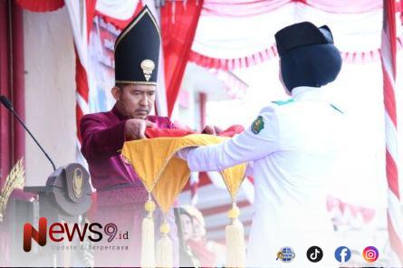 FOTO: Bupati Sumenep Dr. H. Achmad Fauzi Wongsojudo, bertindak sebagai Inspektur Upacara. @by_News9.id