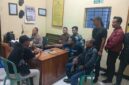 FOTO: Sejumlah awak media saat mendatangi Polsek Genteng. @by_News9.id