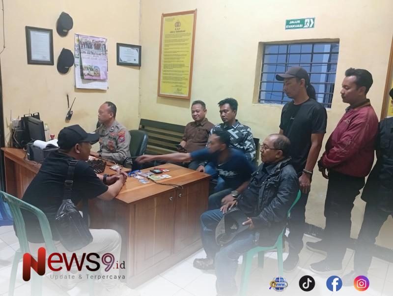 FOTO: Sejumlah awak media saat mendatangi Polsek Genteng. @by_News9.id