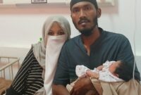 FOTO: Hulwatun bersama suaminya, Ahmad Junaidi (38), usai menjalani proses persalinan di RSUD dr. Moh. Anwar Sumenep. @by_News9.id