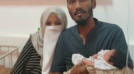 FOTO: Hulwatun bersama suaminya, Ahmad Junaidi (38), usai menjalani proses persalinan di RSUD dr. Moh. Anwar Sumenep. @by_News9.id