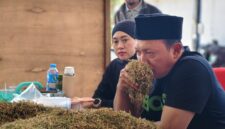 FOTO: H. Gufron, saat proses pembelian dengan pemeriksaan dan penilaian kualitas tembakau di gudang utama Haswal Group. @by_News9.id