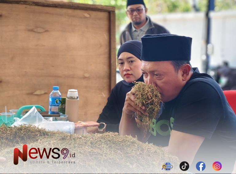 FOTO: H. Gufron, saat proses pembelian dengan pemeriksaan dan penilaian kualitas tembakau di gudang utama Haswal Group. @by_News9.id