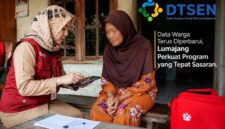 FOTO: Petugas Statistik ( Desil ) saat melakukan Pendataan warga. @by_News9.id