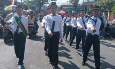 Semarak HUT RI, Siswa MTs Darul Qur’an Srono Tampil Kompak di Gerak Jalan