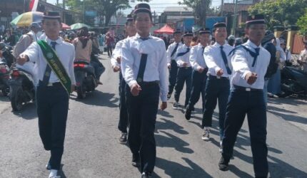 Semarak HUT RI, Siswa MTs Darul Qur’an Srono Tampil Kompak di Gerak Jalan